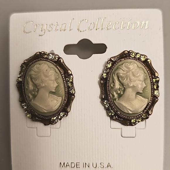 NWT Rhinestone Embellished Cameo Stud Earrings - Picture 5 of 5